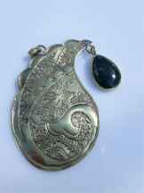 گردن آویز برنجی قلم زنی شده مزین به عقیق خزه ای ا Neck pendants, brass pen, is decorated with moss agate