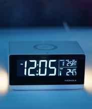  ساعت دیجیتال رومیزی هوشمند مومکس همراه با شارژر وایرلس مدل QC2CNW